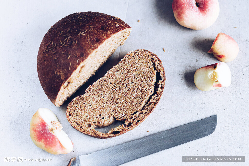 全麦面包配新鲜桃子