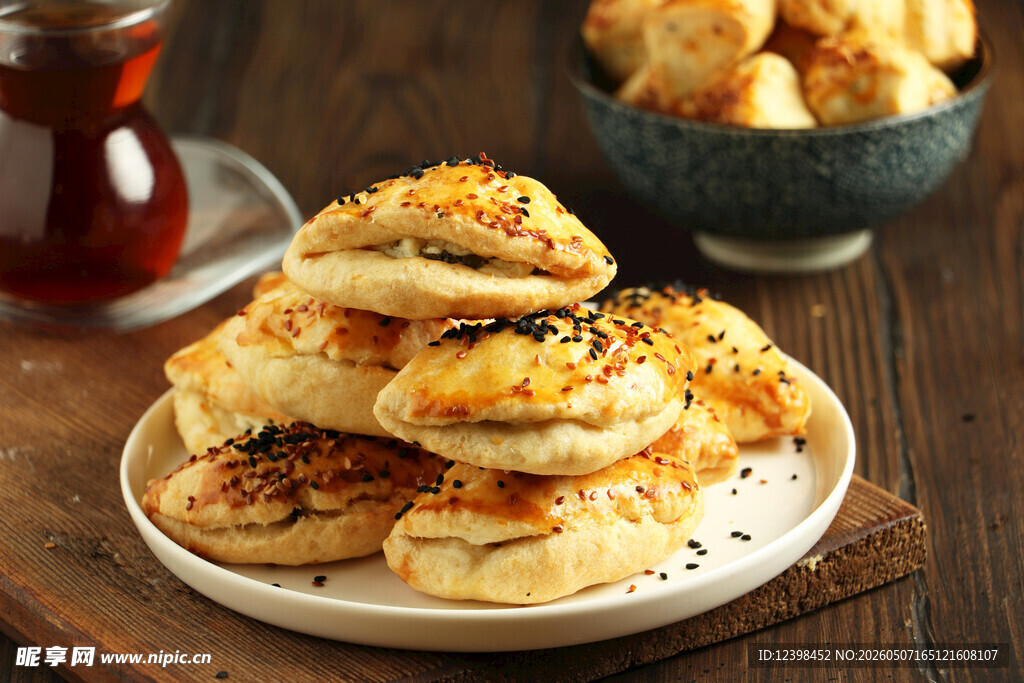 香酥芝麻饼摆于木桌之上