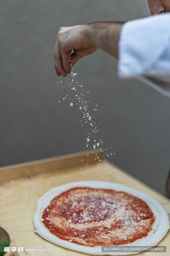 厨师撒料制作美味披萨