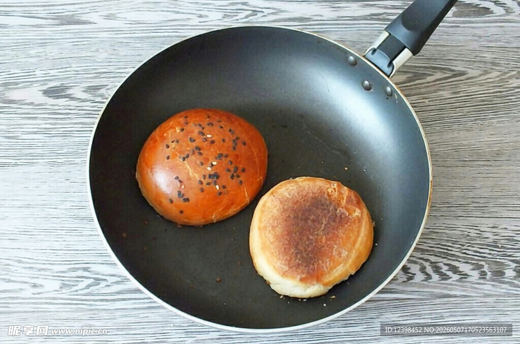 平底锅中的两枚美味煎饼