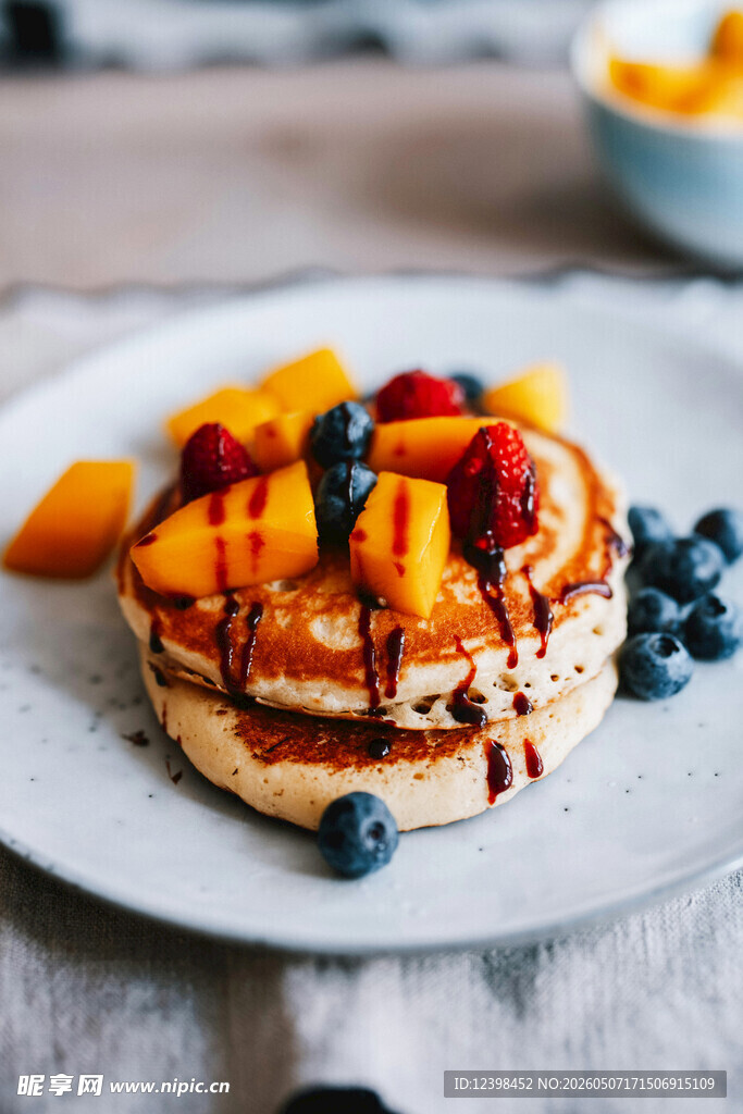 水果装饰的美味松饼
