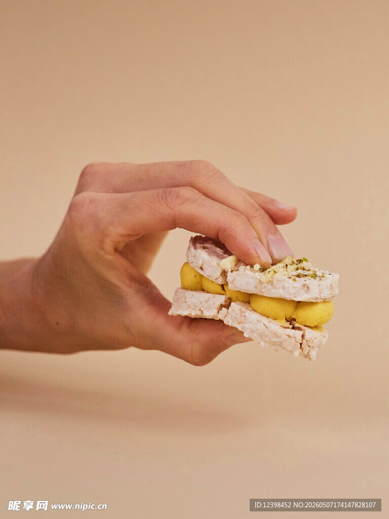 手持美味夹心糕点