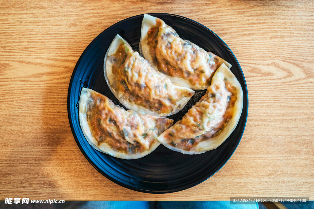 美味煎饺摆于盘中