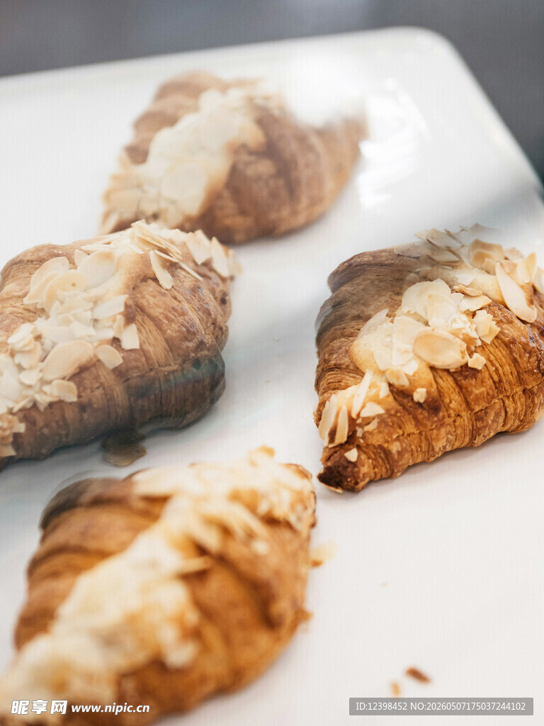 美味烤制牛角面包