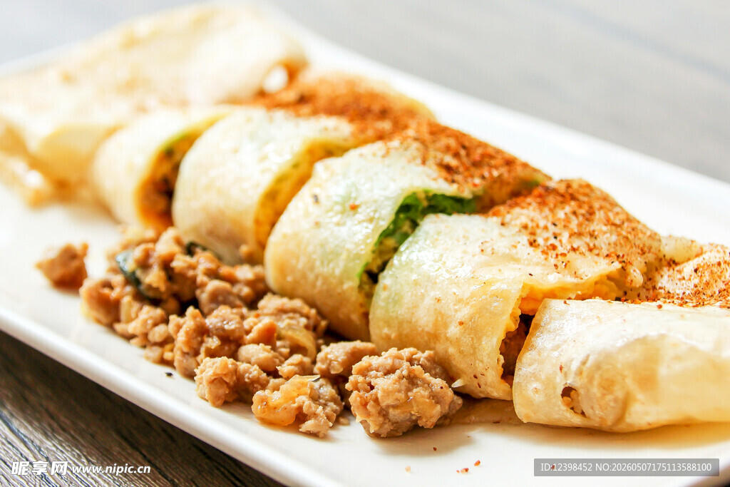 美味核桃卷饼摆于盘中