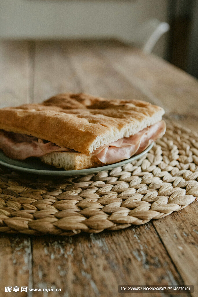 木桌上的美味火腿三明治