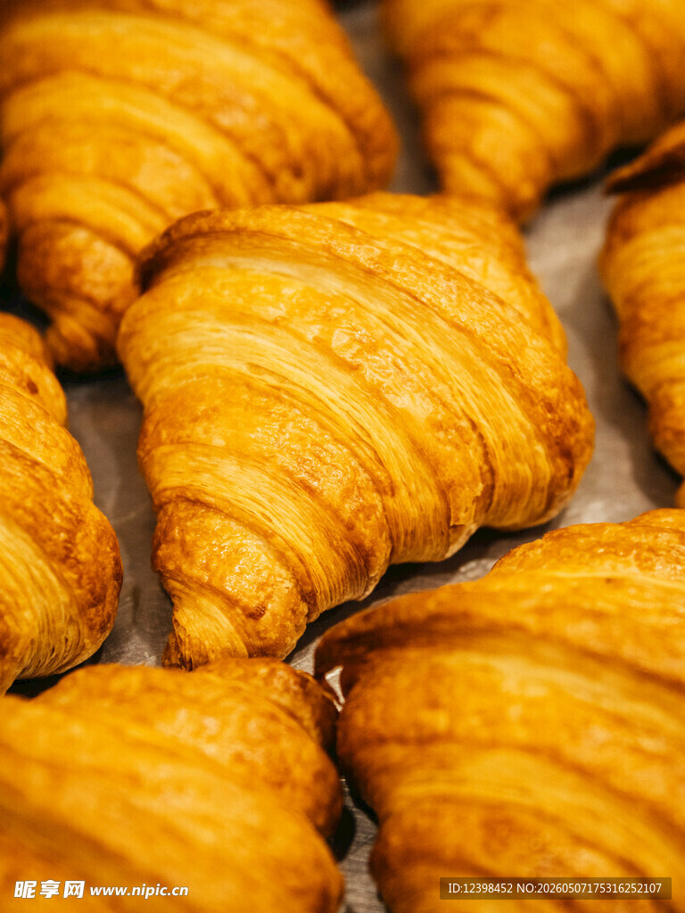 美味金黄牛角面包