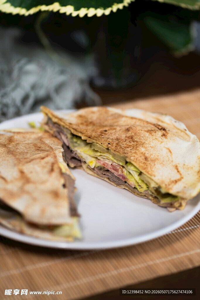 美味夹心饼置于白盘上