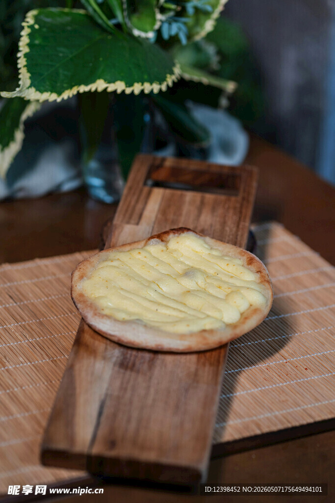 木制托盘上的美味圆形糕点