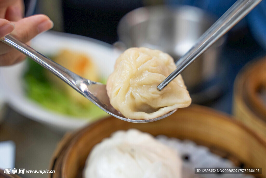 筷子夹起美味蒸饺