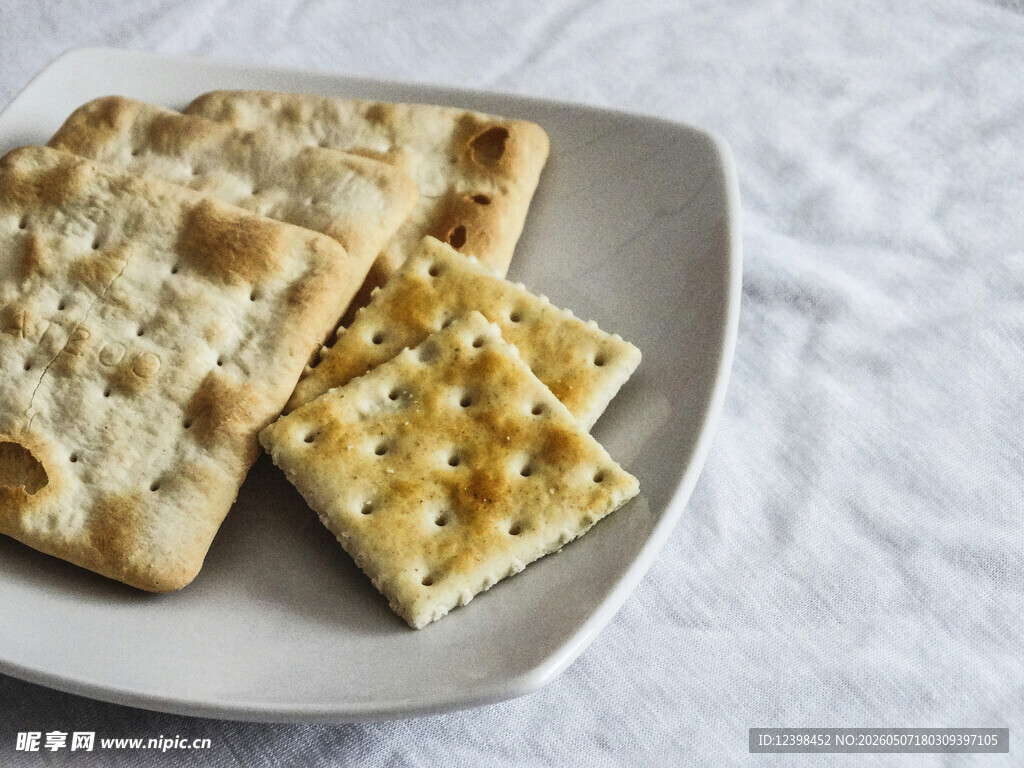 美味饼干摆放在白色盘子上