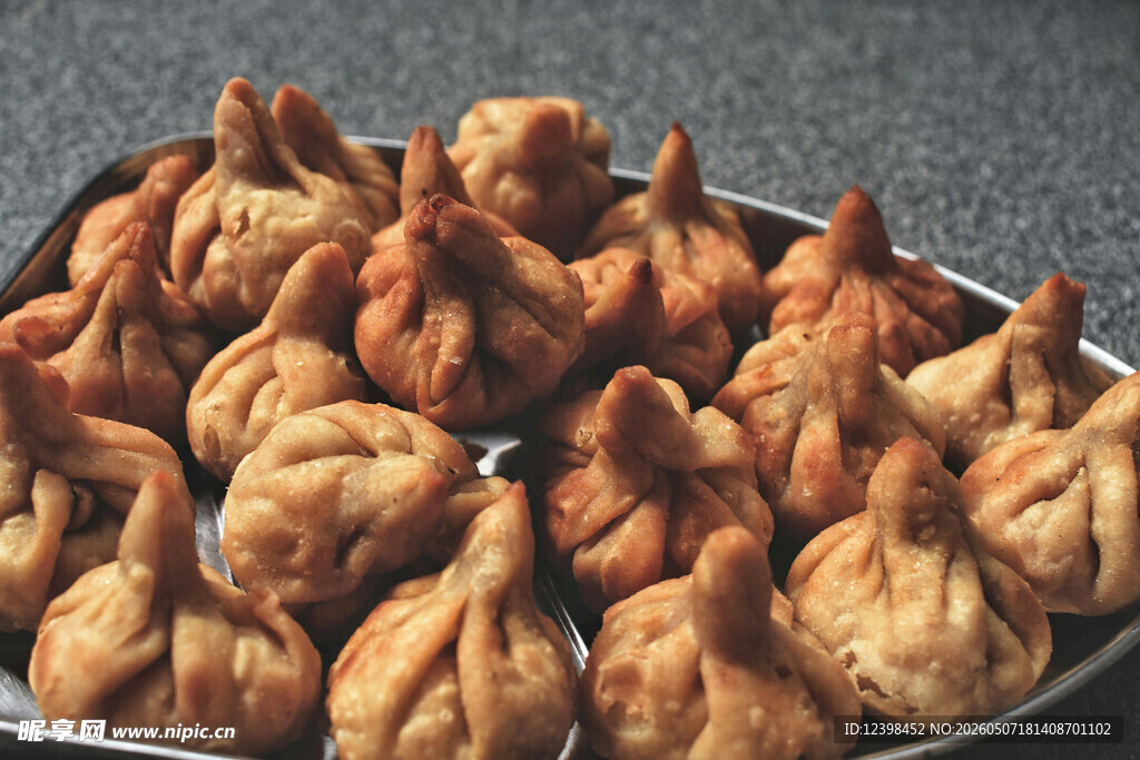 一盘美味油炸饺子