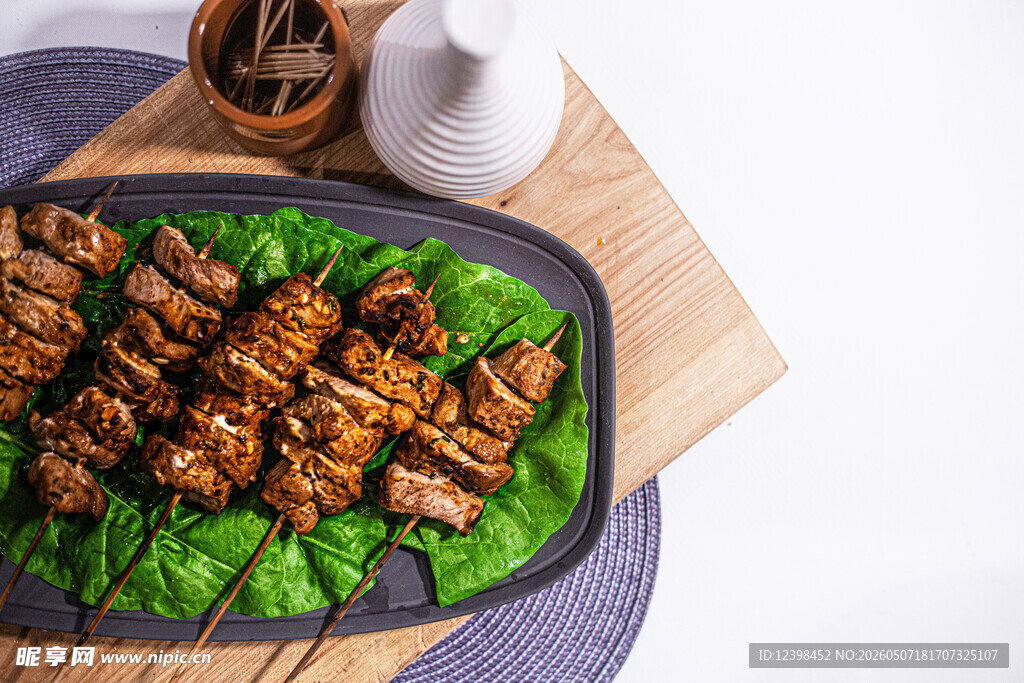 美味烤肉串摆于生菜之上