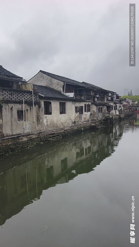 江南水乡古建筑临水而立