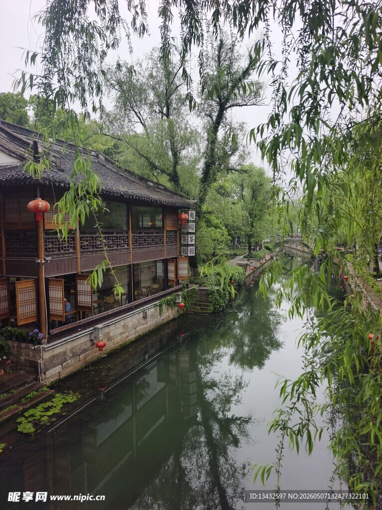 江南水乡静谧河畔景致