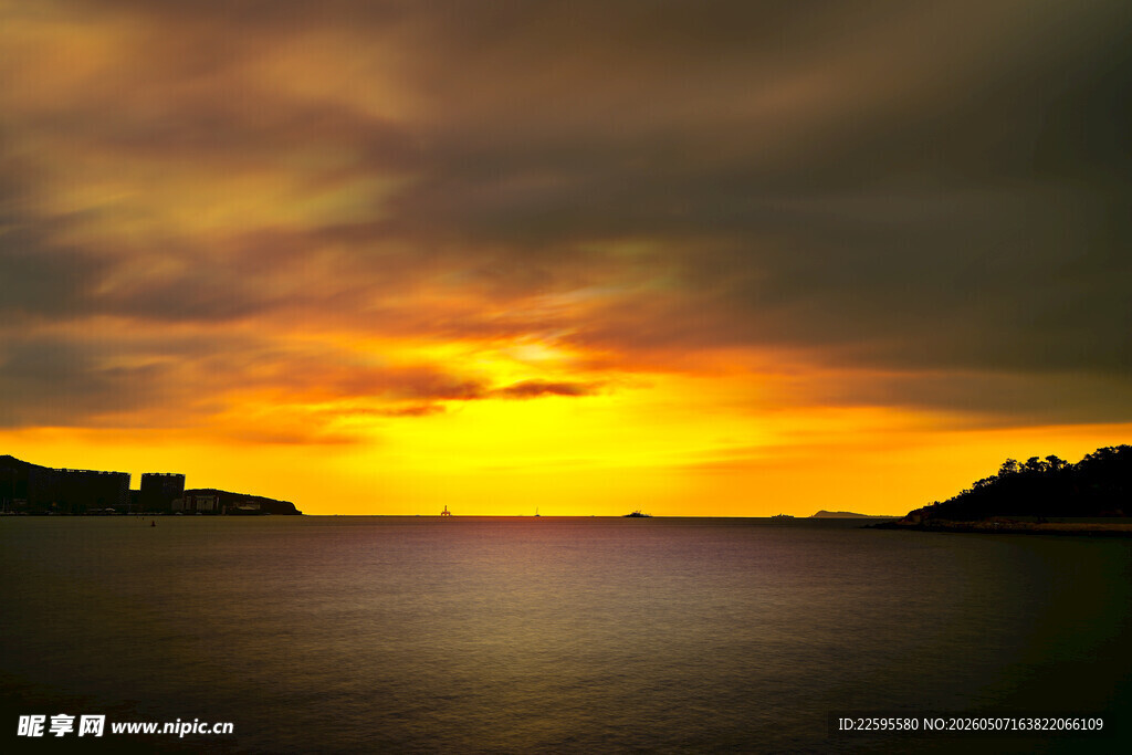 黄昏海边壮丽日落美景