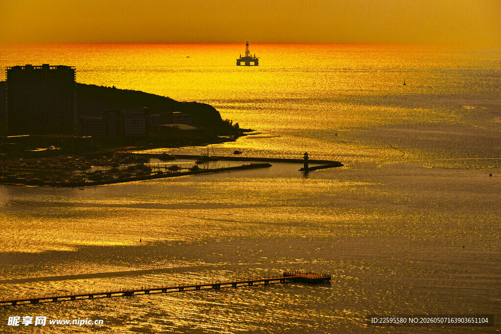 夕阳下的海边美景