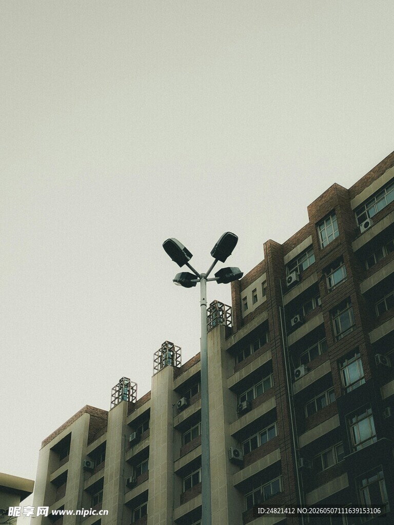 高楼顶的户外照明灯具