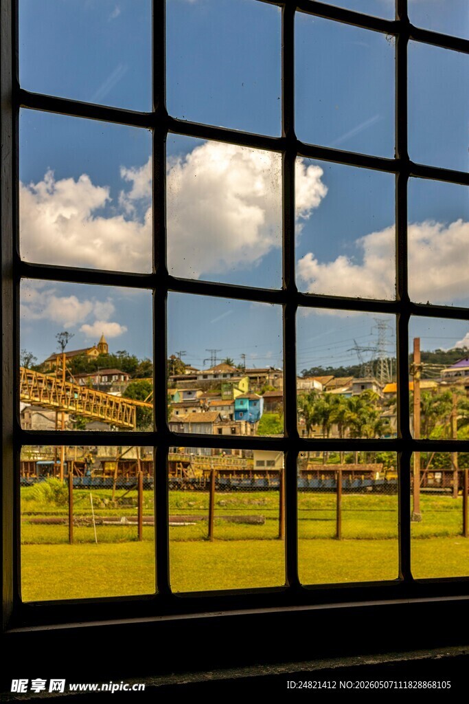 透过窗户看户外风景