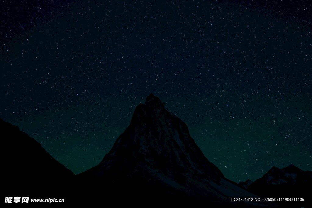 夜幕下的巍峨山峰