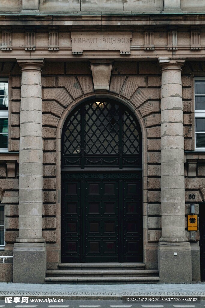 古典拱形门建筑外观