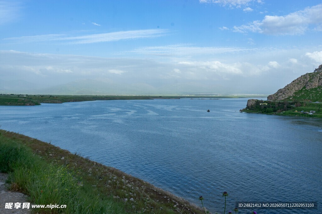 宁静湖畔风光