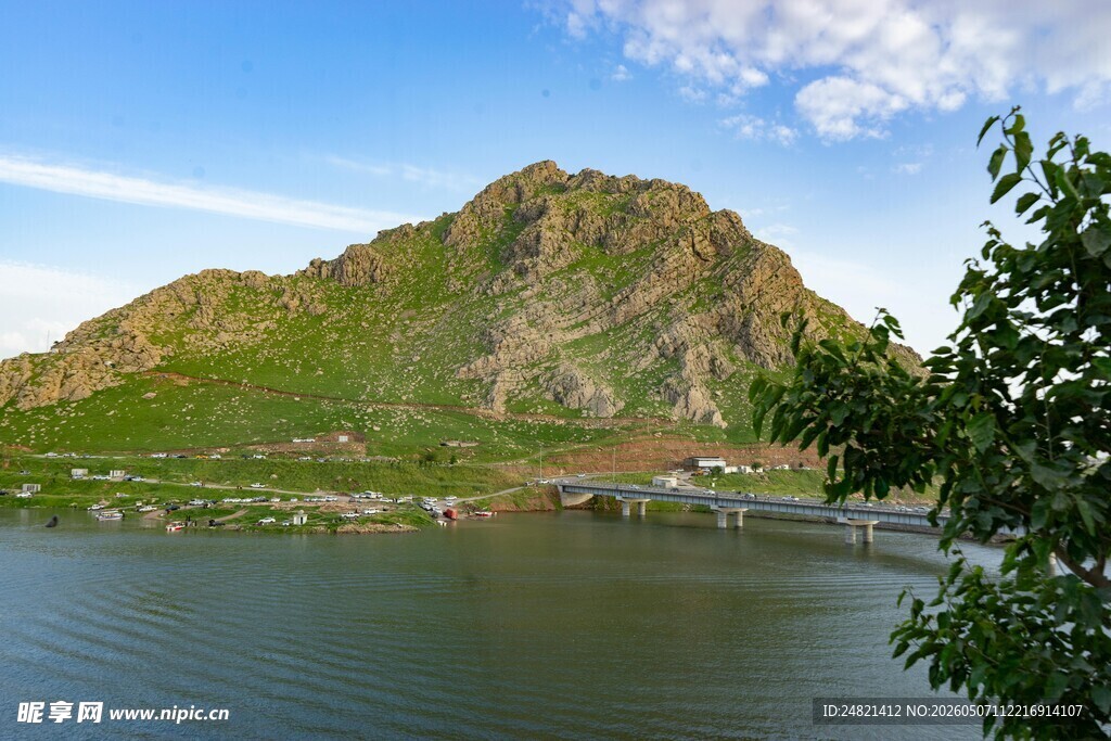湖畔青山美景
