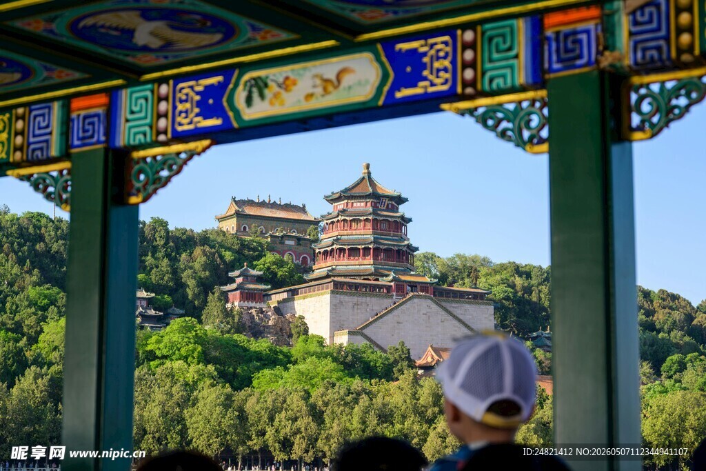 透过廊亭望古典楼阁景观