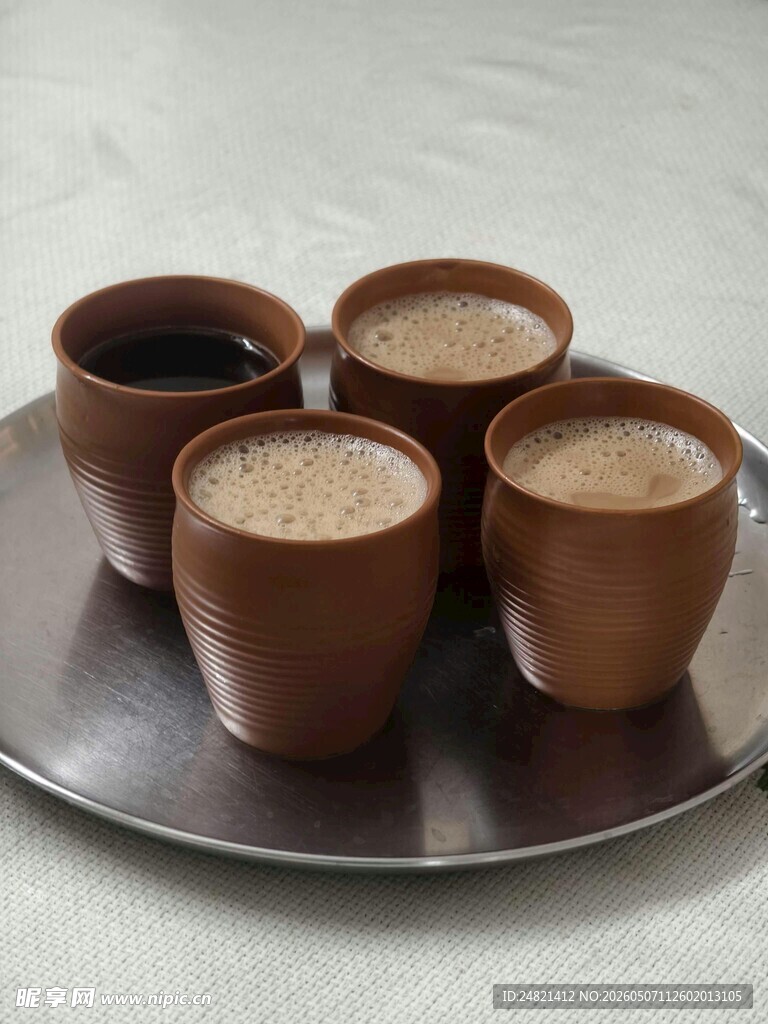 陶制杯装咖啡饮品展示
