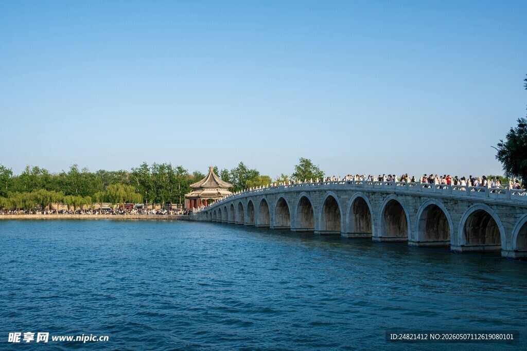 湖上石桥风景