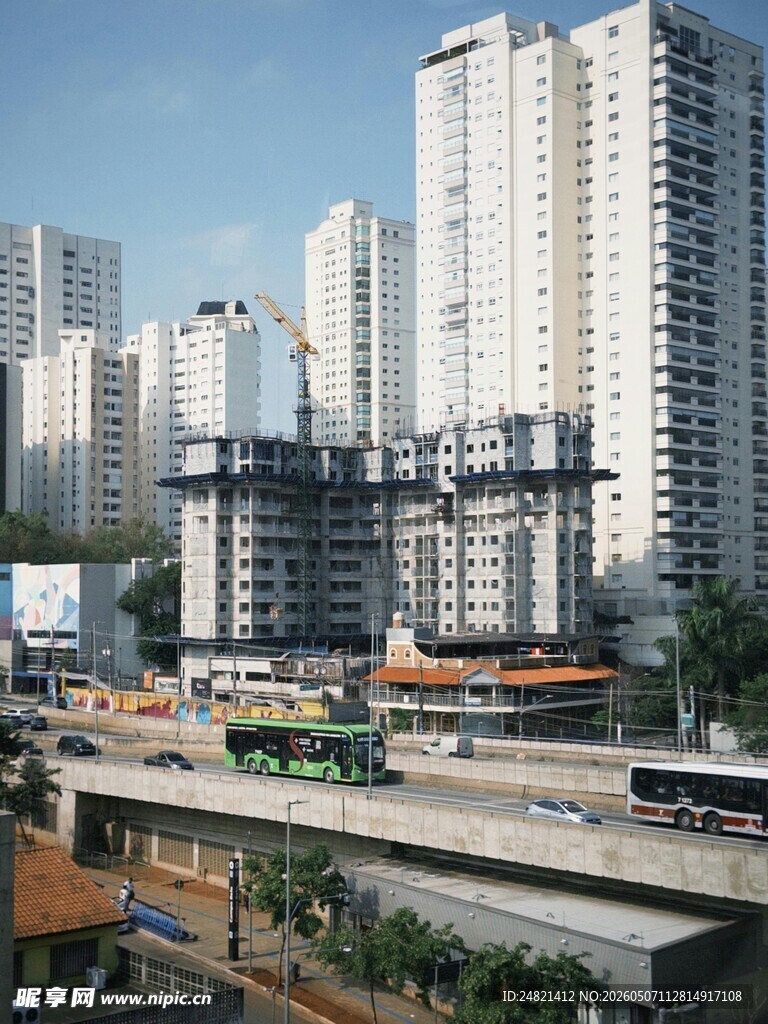 城市建设中的高楼与交通