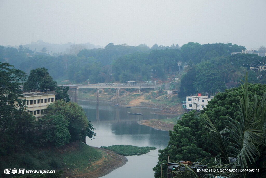 河畔山林景色