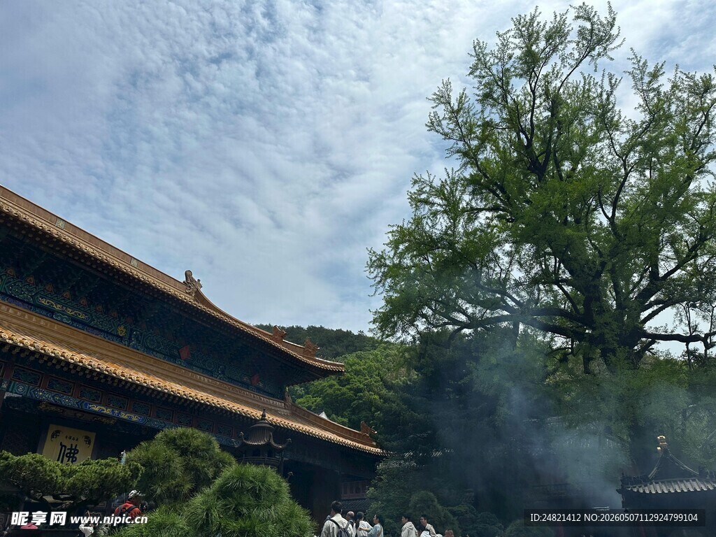 古建旁绿树蓝天景致美