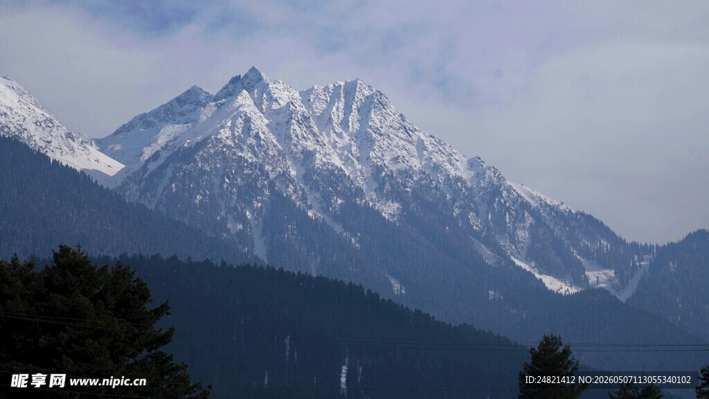 巍峨雪山美景