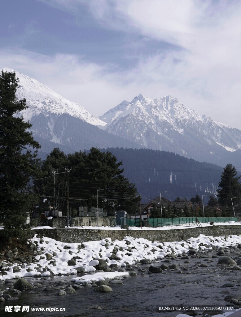 雪山下的潺潺溪流