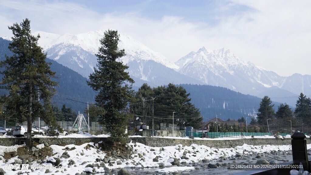 雪山下的宁静自然景观