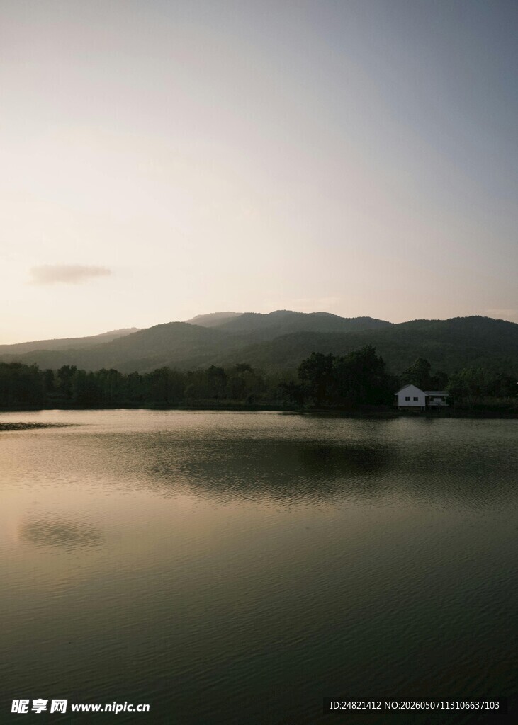宁静湖畔黄昏美景