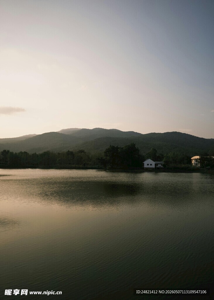 宁静湖畔的黄昏美景