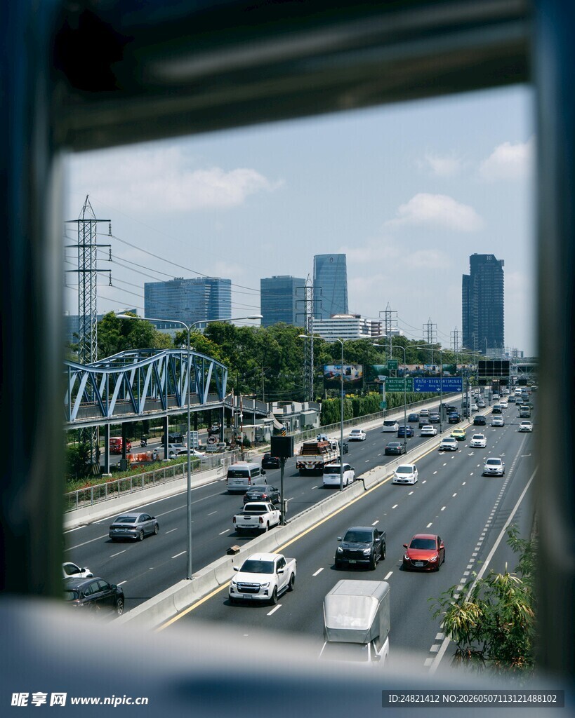 城市高架桥繁忙交通景象