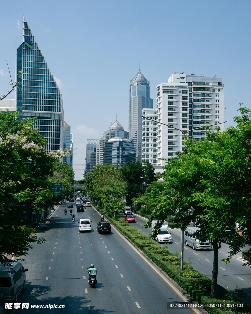 城市道路旁的现代高楼景观