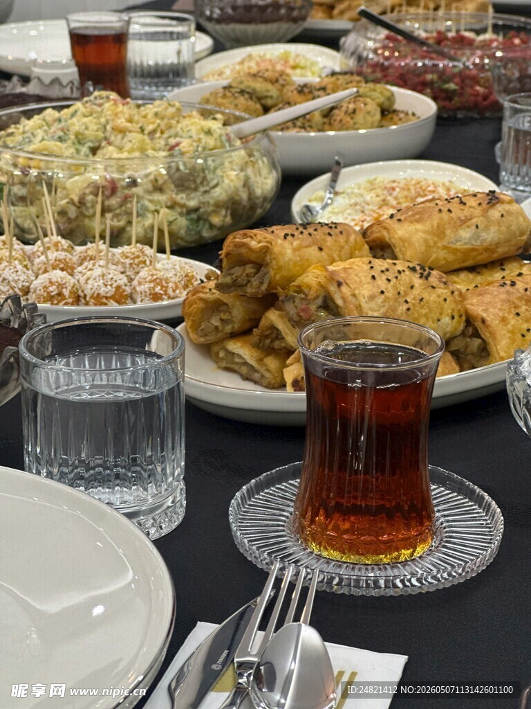丰盛餐桌美食与饮品