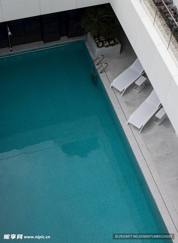 室内清澈泳池场景