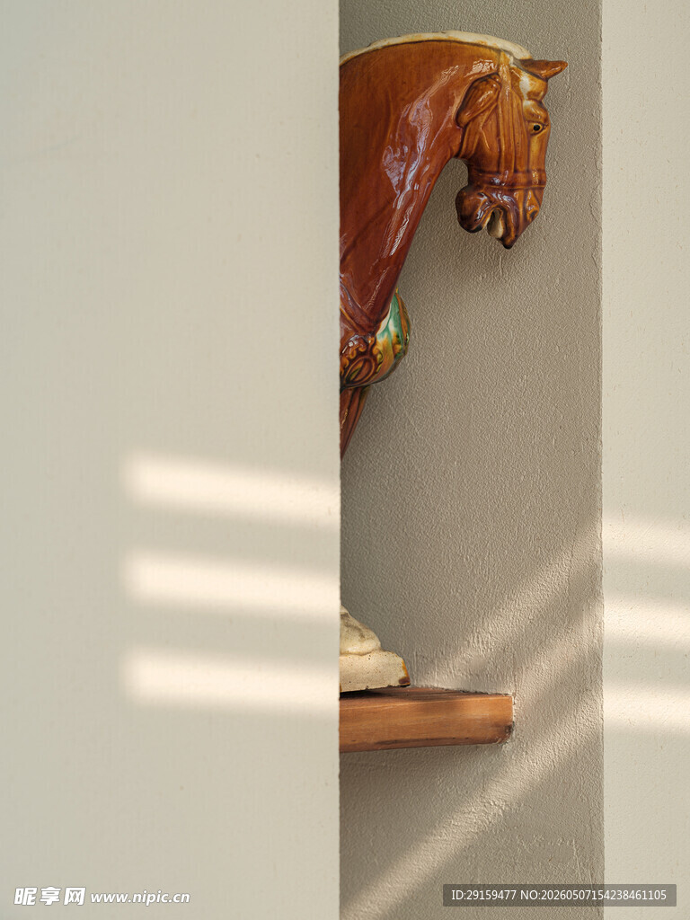 墙上骏马木雕摆件展示