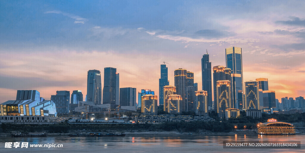 黄昏下的城市天际线美景