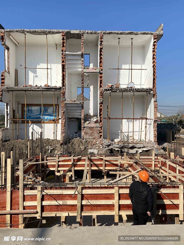 工人于在建房屋现场作业