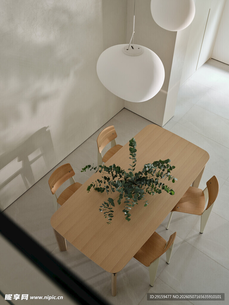 简约室内餐桌绿植布置