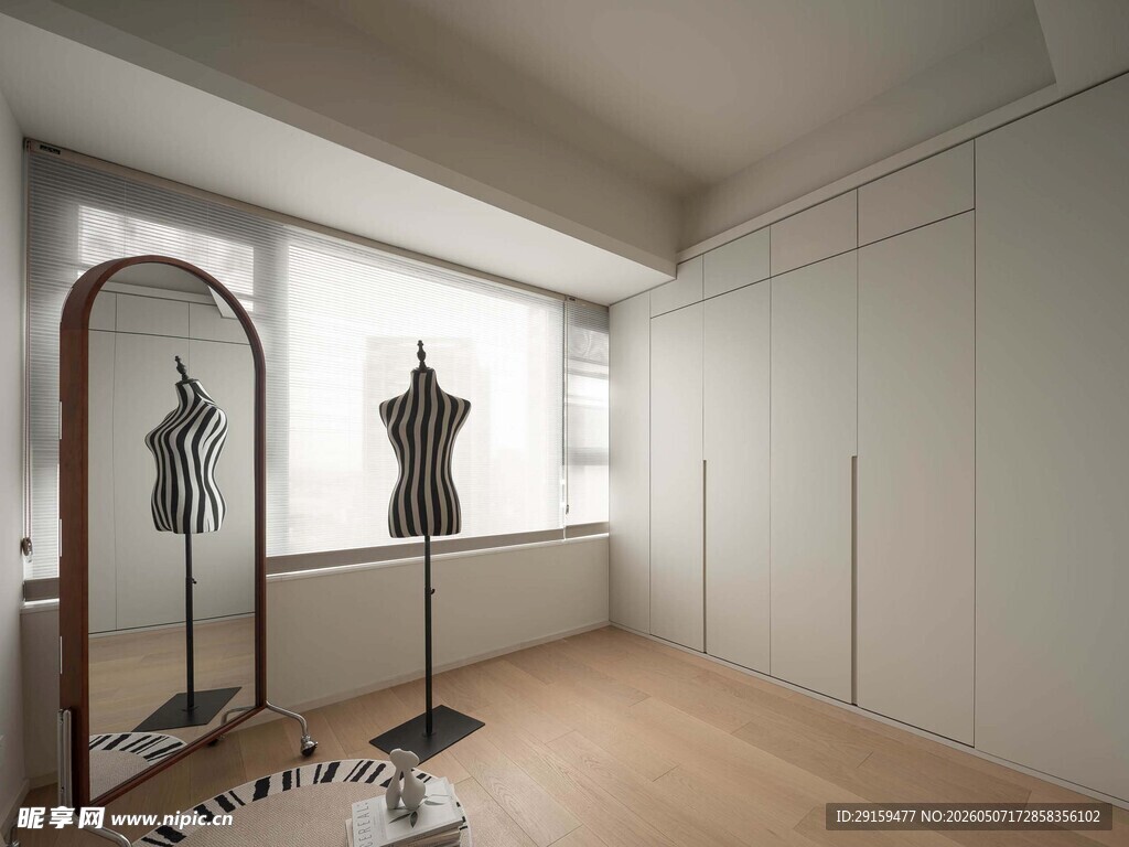 简约时尚的室内服装展示区