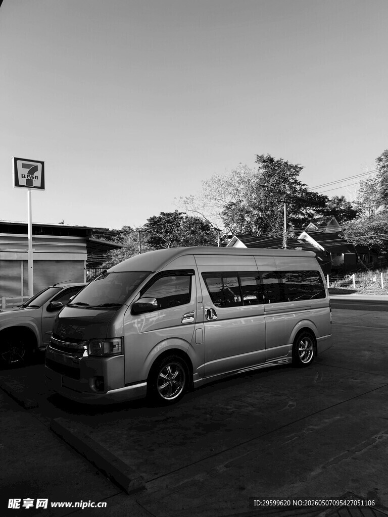 停车场中的银色面包车