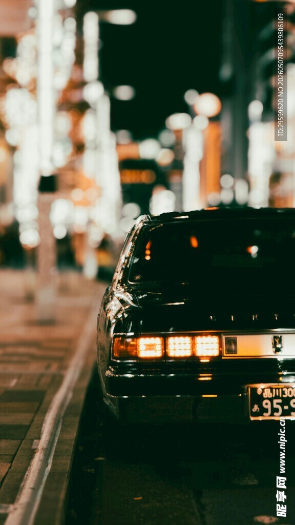 夜晚街边的复古汽车
