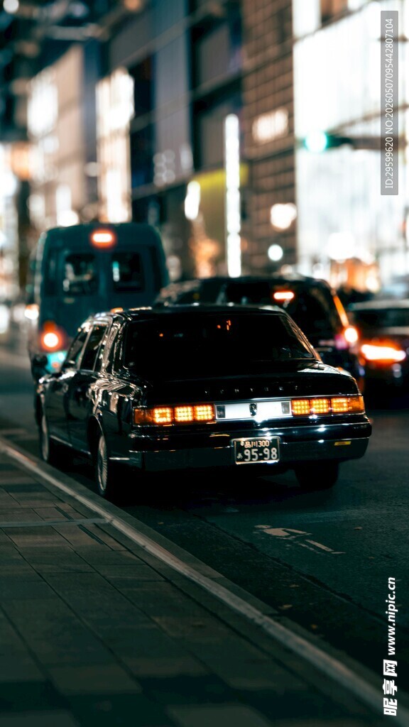 夜晚街头行驶的复古汽车